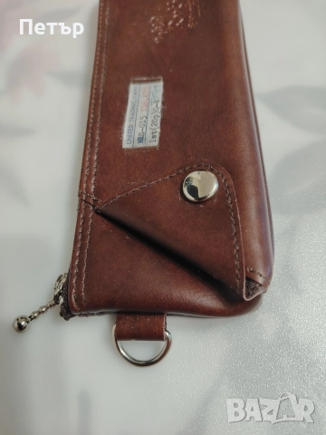 Кафяв кожен калъф за ключове или портфейл с надпис "Pok'n'roll" и етикет "UNITED TRADING.TOKYO"., снимка 2 - Портфейли, портмонета - 52920473