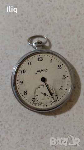 стар руски часовник, работещ но няма стакло и малка стрелка. 