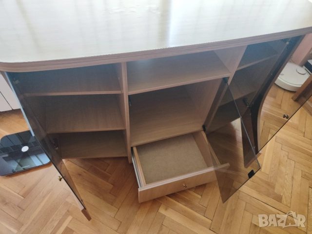 Продавам шкаф със стъклени витрини подходящ за хол, TV и др., снимка 7 - Шкафове - 52820837