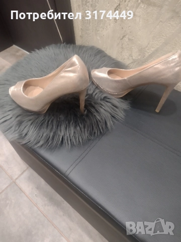 Дамски обувки на висок ток, златисти 