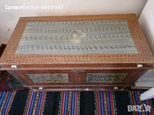 Стара ракла повече от 100 години. 