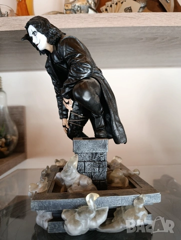 Колекционерска фигура/статуетка The Crow (Гарванът) - Eric Draven (Diamond Select), снимка 2 - Декорация за дома - 53632269