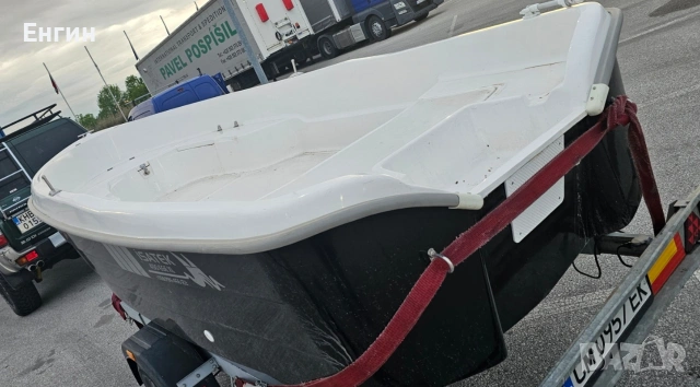 Продавам рибарска лодка