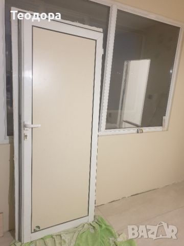 Алуминиева врата със каса , снимка 1 - Интериорни врати - 45242033
