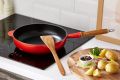 Чугунен тиган Le Creuset 20058280600460 Cherry Red 28см Чугунен емайлиран тиган дървена дръжка , снимка 1 - Съдове за готвене - 45975208