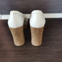 Бели обувки, снимка 2 - Дамски обувки на ток - 45864501
