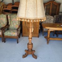 Подова лампа с дърворезба, снимка 1 - Настолни лампи - 45386370