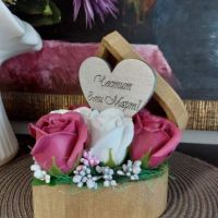 Дървена кутия сърце със сапунени цветя в бяло и тъмно розово, снимка 2 - Сувенири от дърво - 45129916