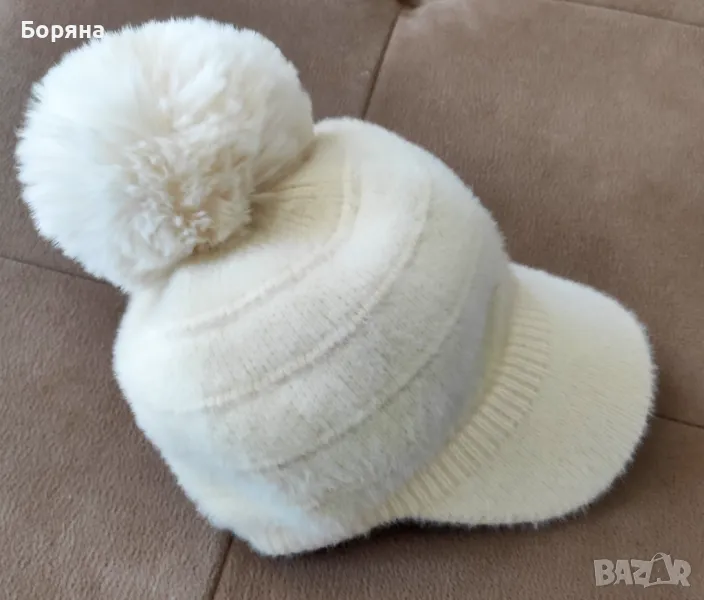 Нова шапка с козирка и пух - бяла с помпон , снимка 1
