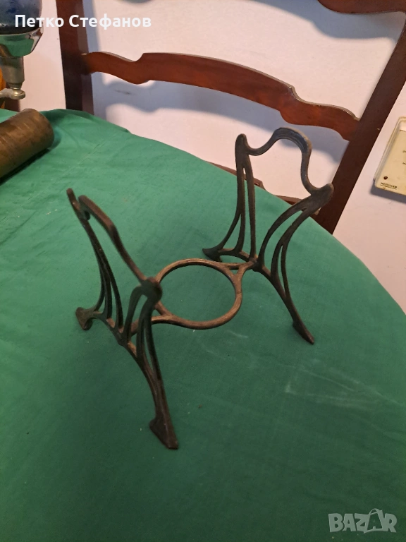 Антична чугунена поставка за саксия или кана., снимка 1