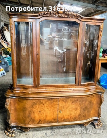 Барокова витрина с дърворезба и стъклени врати, снимка 2 - Секции и витрини - 51718033