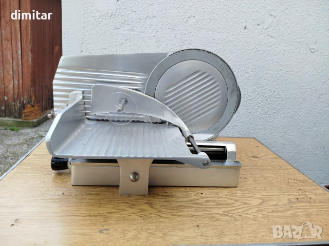 Професионална колбасорезачка VEGA , снимка 2 - Обзавеждане на кухня - 54267508