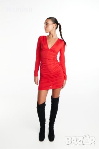 Елегантна рокля в червено с набран ефект

