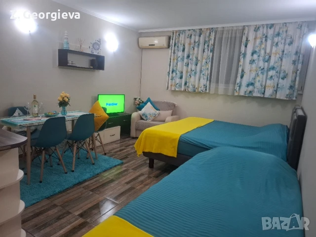 Уютно студио под наем – Поморие, първа линия до морето, снимка 1