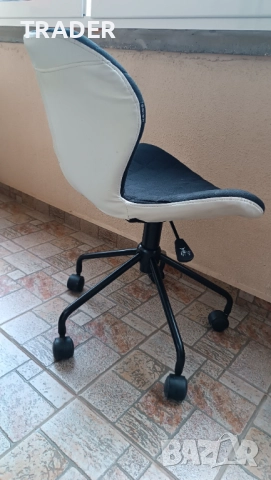 Посетителски въртящ се стол KRING черно и бяло, снимка 2 - Столове - 16780555