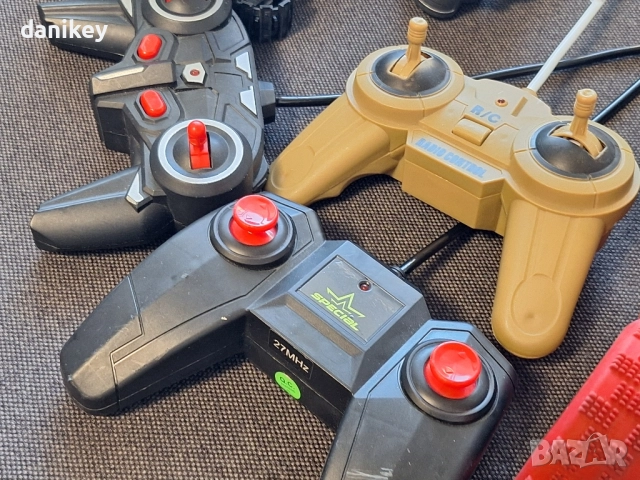 3 бр. радио управляеми играчки, багер, танк, кола , снимка 5 - Електрически играчки - 52639699