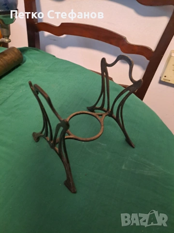 Антична чугунена поставка за саксия или кана.