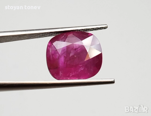 Пурпорно червен естествен рубин с рядка големина 4.26кт.! Сертифициран! Нов!, снимка 2 - Други - 52543796