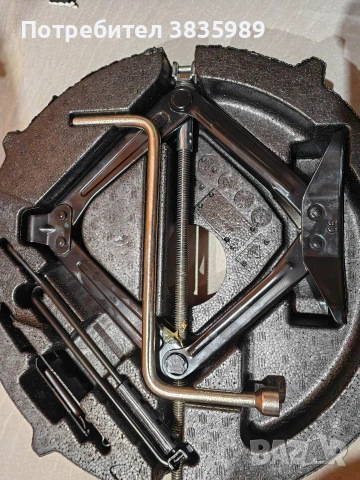 Продавам оригинален комплект крик за Бмв, снимка 3 - Аксесоари и консумативи - 54266039