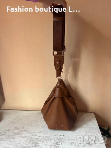 Кафява кожена чанта на марката MOHITO със златни детайли + 2 вътрешни джоба и регулираща се дръжка , снимка 2 - Чанти - 52442231