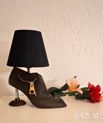 Настолна лампа „Zip Heels“ – когато модата среща светлината