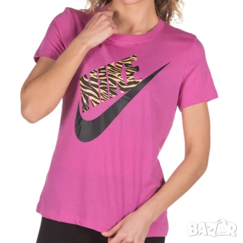 Оригинална дамска тениска Nike Sportswear Graphic | L размер, снимка 1 - Тениски - 46901399