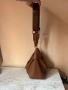 Кафява кожена чанта на марката MOHITO със златни детайли + 2 вътрешни джоба и регулираща се дръжка , снимка 2