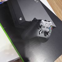 Xbox one X с ПОДАРЪК Контролер, снимка 1 - Xbox конзоли - 45422438