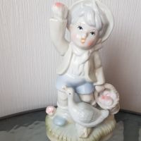 Порцеланова фигура на момченце, снимка 1 - Антикварни и старинни предмети - 45295473