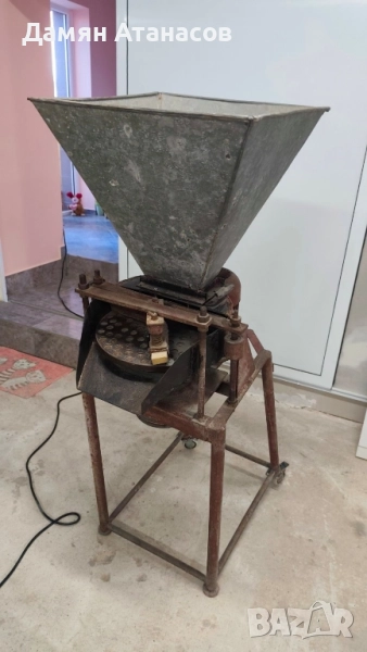 Машина за чупене на кайсиеви ядки, лешници и бадеми , снимка 1