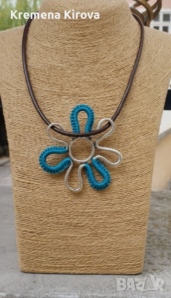 Колие и гривна с масивно цвете и естествена кожа. С плетка., снимка 1