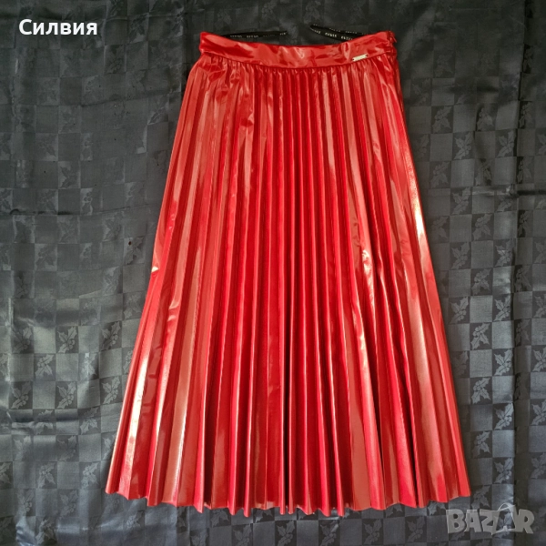 Червена лачена дълга плисирана пола "Guess" лъскава солей М-L размер, снимка 1