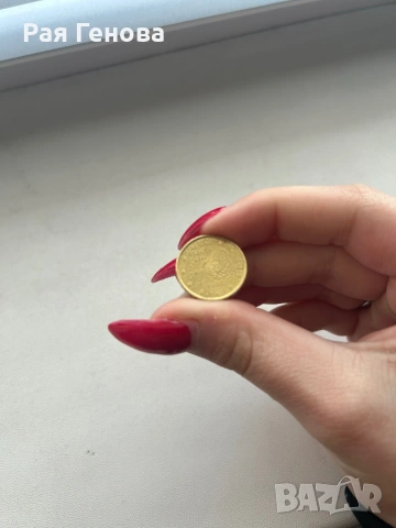 Това е испанска монета от 10 евроцента, издадена през 2005 година. 