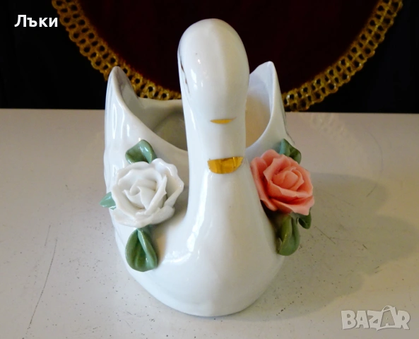 Лебед порцеланова фигура,бижутерка с рози,злато. , снимка 2 - Статуетки - 53830180