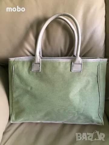 Дамска чанта, цвят резеда,дръжки в бежово,от водоустойчива промазка , едно отделение , свободно