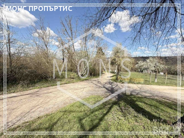 Два съседни парцела с жилищни сгради в местност „Севлиевски лозя“, гр. Севлиево