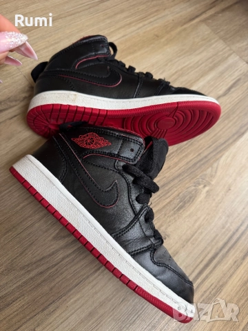 Оригинални детски кецове Air Jordan 1 Retro Mid! 29,5 н, снимка 9 - Детски маратонки - 52179707