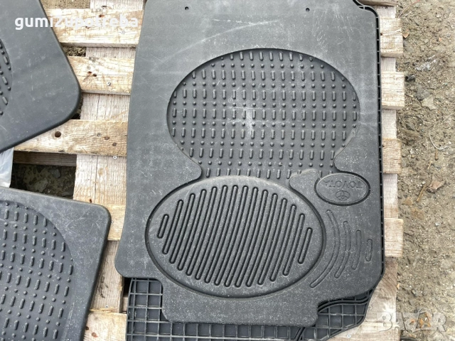 Гумени Стелки Toyota Corolla pz414-e0352-rj Оригинал, снимка 2 - Аксесоари и консумативи - 52382666