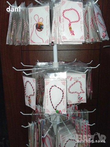 Микс от 700 мартеници с подарък стелаж , снимка 2 - Други - 52674563