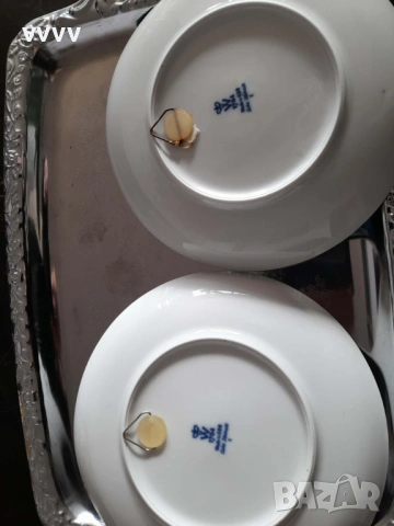 Две стар чинии порцелан, златен кант, маркирани 1764, снимка 5 - Чинии - 53131396