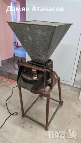 Машина за чупене на кайсиеви ядки, лешници и бадеми 