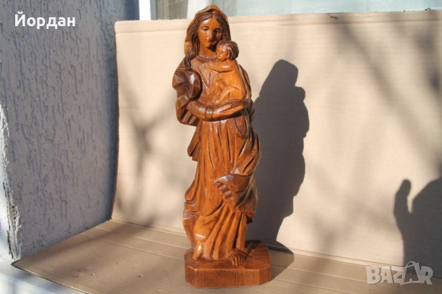 Дървена фигура  Мадона с Младенеца 