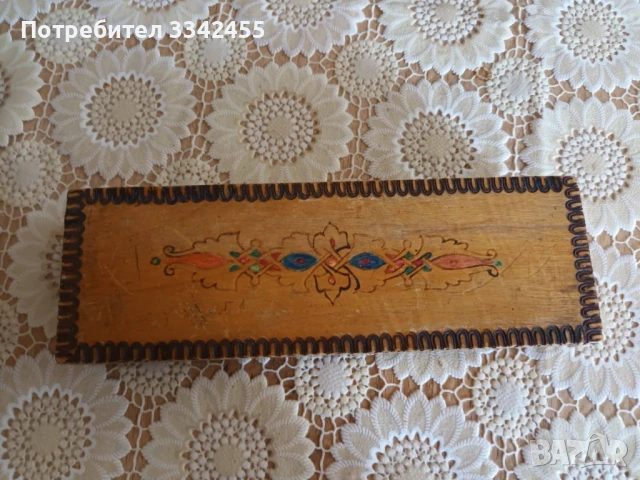 Дървен, лакиран и пирографиран пинал, снимка 2 - Антикварни и старинни предмети - 51032492