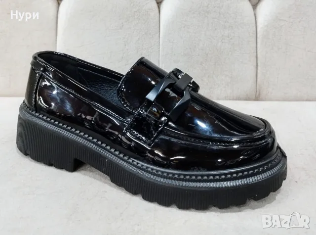 Лачени черни мокасини