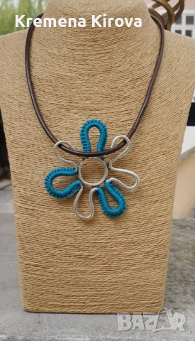 Колие и гривна с масивно цвете и естествена кожа. С плетка.