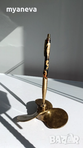 Vintage поставка за химикал във формата на корабна перка (пропелер) . 