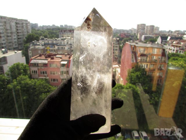 Планински кристал оформен като обелиск, тегло 780гр. 18см. подходящ за подарък, снимка 3 - Други ценни предмети - 46126431