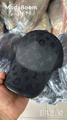 Louis Vuitton черни шапки с козирка , снимка 1 - Шапки - 48835579