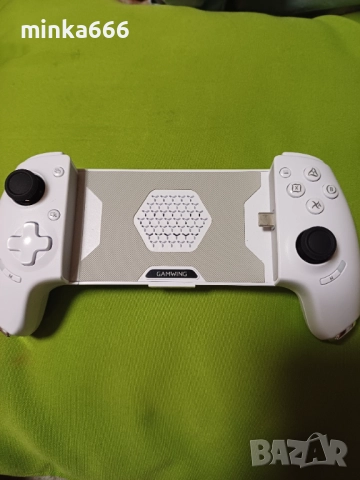 Контролер за игри с мобилен телефон.