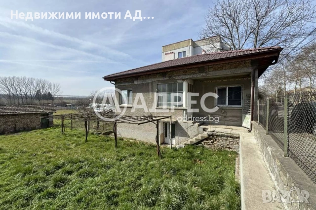 Двуетажна къща с просторен двор в гр. Попово